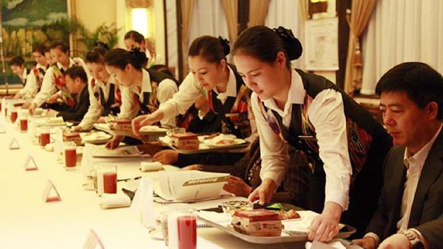 除夕年夜饭有人准时有人误点,致敬餐饮行业工作者